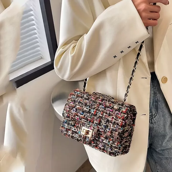 👜✨ حقيبة كروس فاخرة من التويد بنمط منقوش وسلسلة 💛