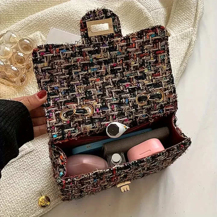 👜✨ حقيبة كروس فاخرة من التويد بنمط منقوش وسلسلة 💛 3