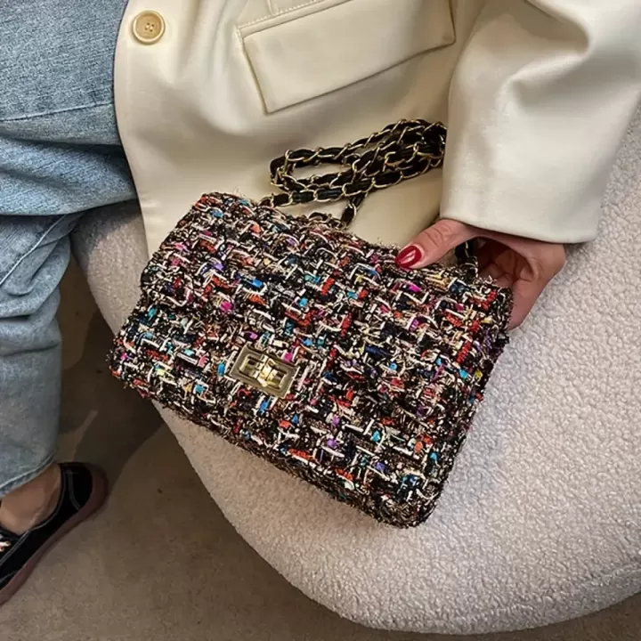 👜✨ حقيبة كروس فاخرة من التويد بنمط منقوش وسلسلة 💛 5