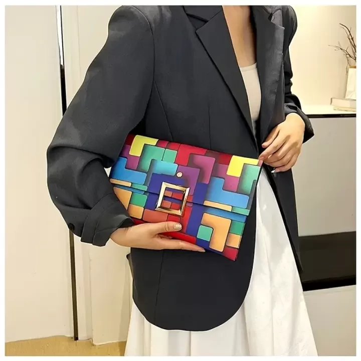 ✨👜 حقيبة صيفية عصرية بنمط هندسي ملوّن 🌈☀️