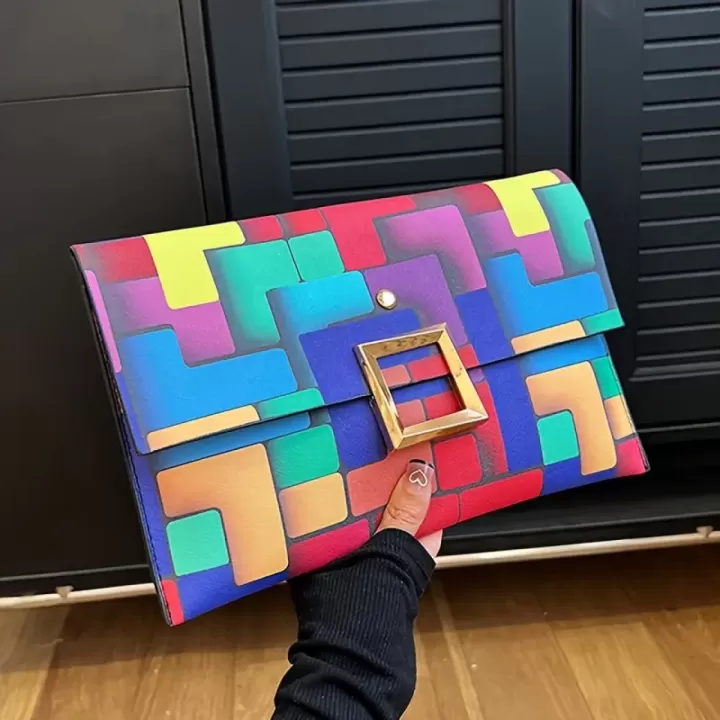 ✨👜 حقيبة صيفية عصرية بنمط هندسي ملوّن 🌈☀️ 1