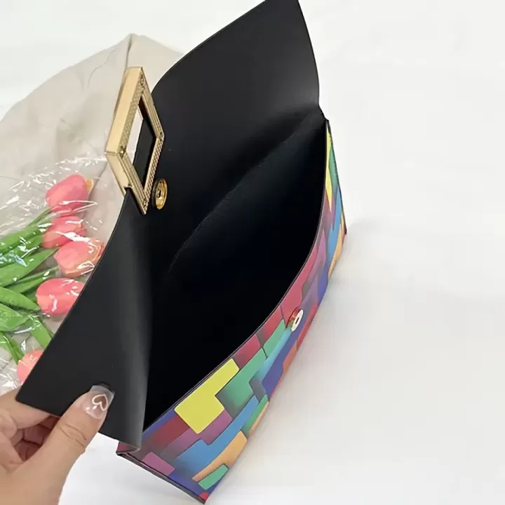 ✨👜 حقيبة صيفية عصرية بنمط هندسي ملوّن 🌈☀️ 2