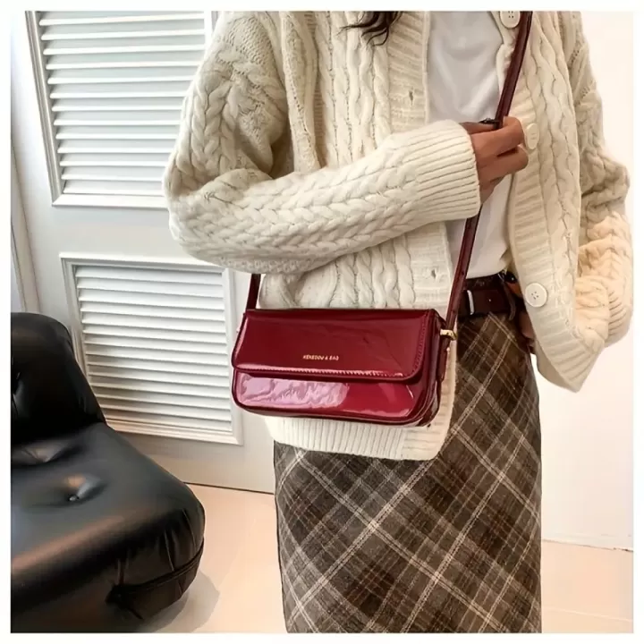 ❤️ حقيبة كتف حمراء لامعة – أناقة ذهبية خريفية 👜✨