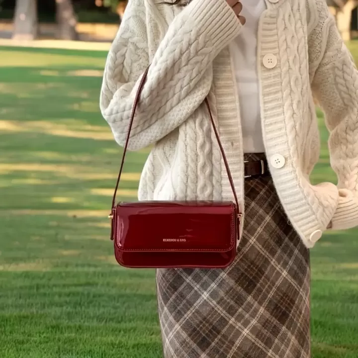 ❤️ حقيبة كتف حمراء لامعة – أناقة ذهبية خريفية 👜✨ 2