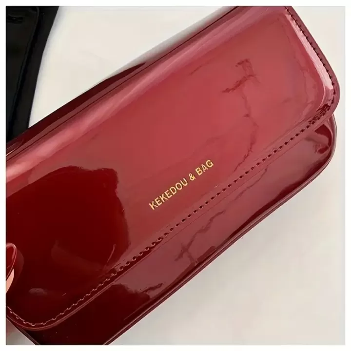❤️ حقيبة كتف حمراء لامعة – أناقة ذهبية خريفية 👜✨ 4