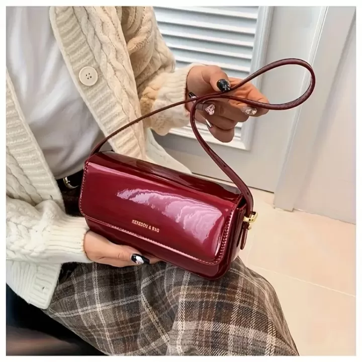 ❤️ حقيبة كتف حمراء لامعة – أناقة ذهبية خريفية 👜✨ 5