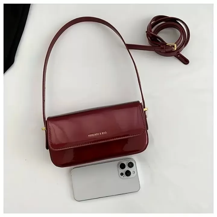 ❤️ حقيبة كتف حمراء لامعة – أناقة ذهبية خريفية 👜✨ 6