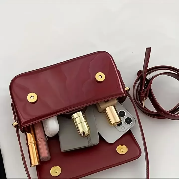 ❤️ حقيبة كتف حمراء لامعة – أناقة ذهبية خريفية 👜✨ 7