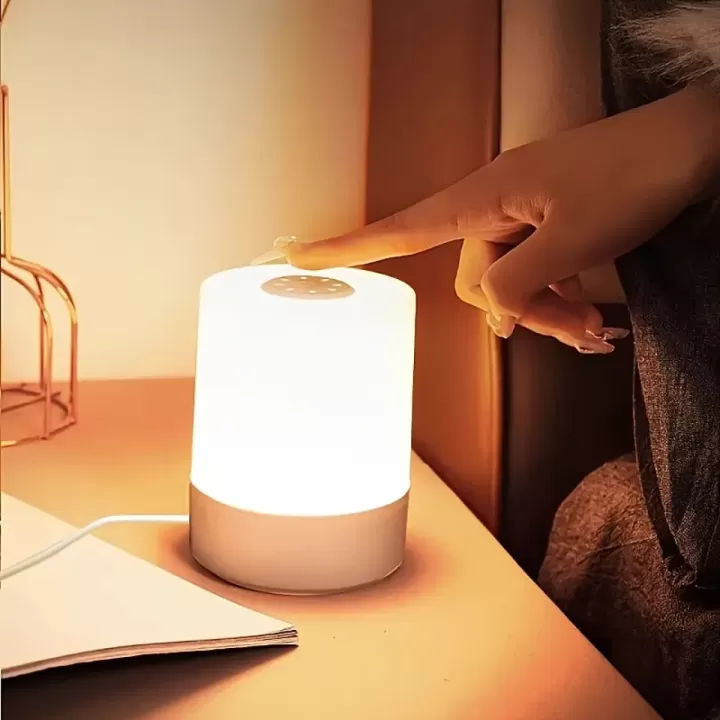💡✨ مصباح جانبي باللمس – إضاءة ذكية وعصرية!